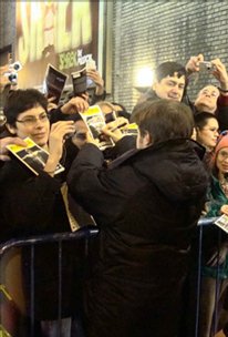 podpisujuci autogramy.jpg
